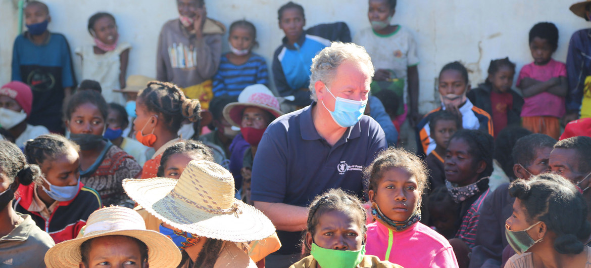 Executive Director David Beasley meets families and children seeking treatment for severe malnutrition at a nutrition centre in southern Madagascar.