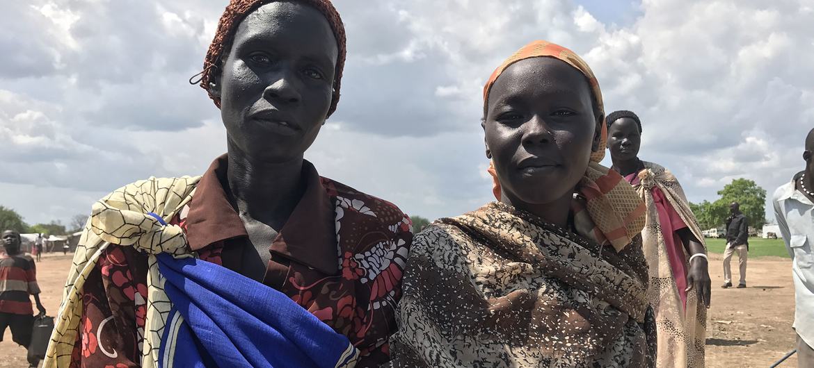 Women at a WFP food distribution site in Agok, in the Abyei Administrative Area in South Sudan. 